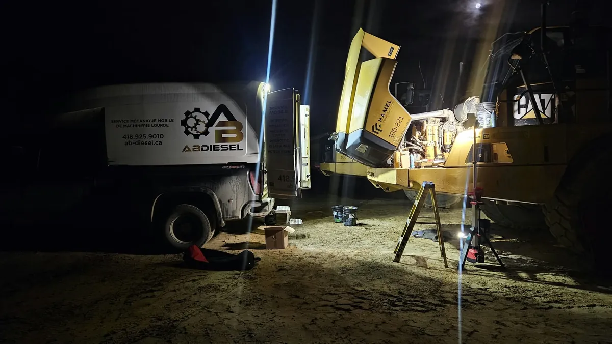 Intervention éclairée en soirée près d’un engin et du camion AB Diesel