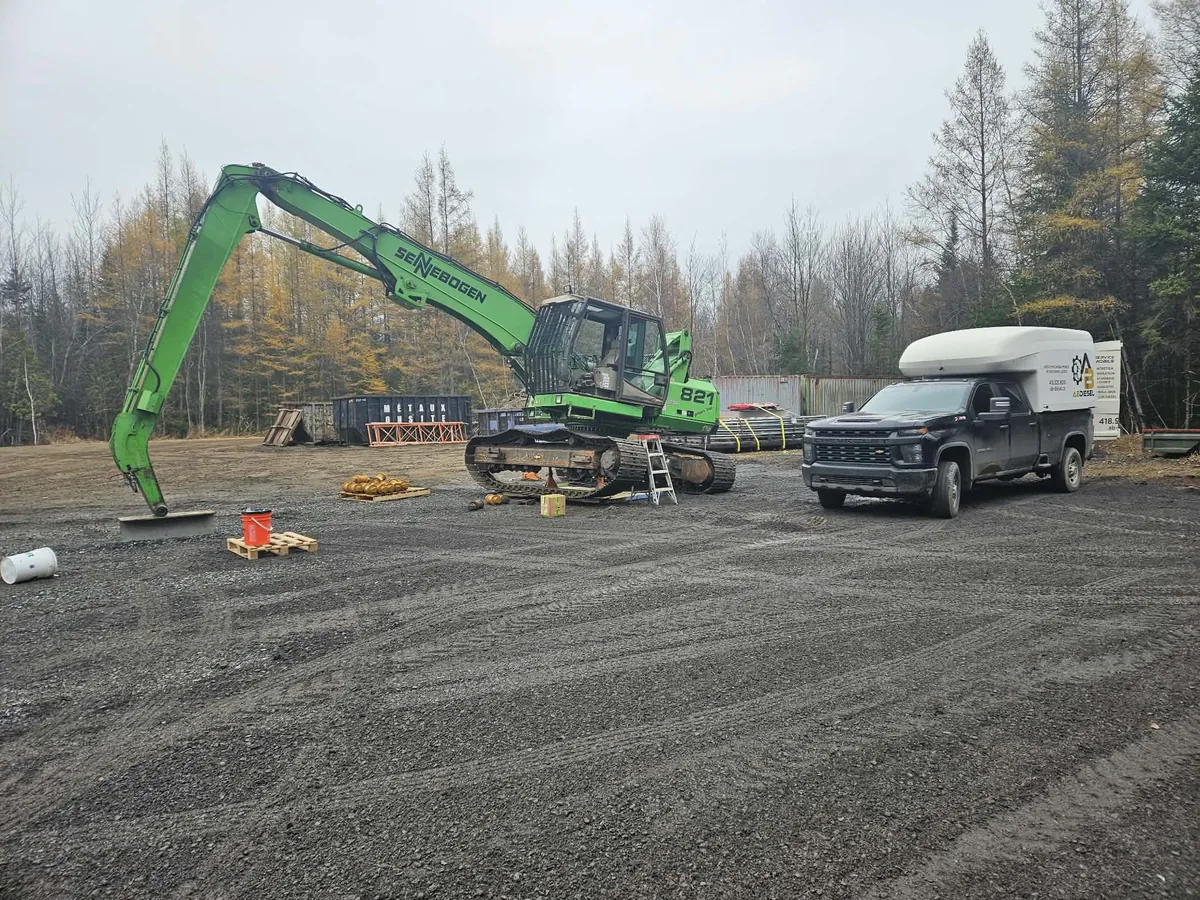 Unité mobile AB Diesel auprès d’une machine de manutention sur chenilles