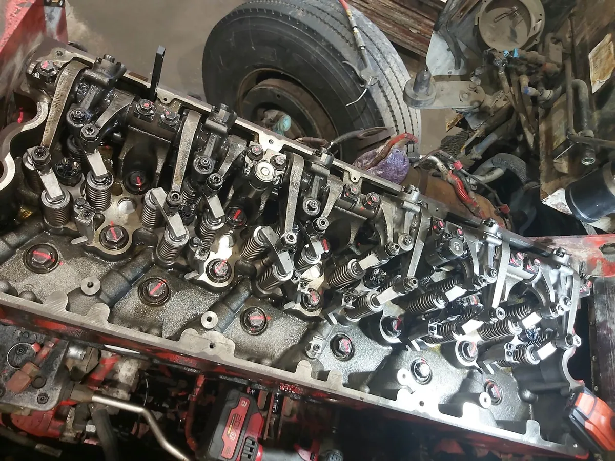 Culbuteurs et ressorts de soupapes d’un moteur diesel ouvert
